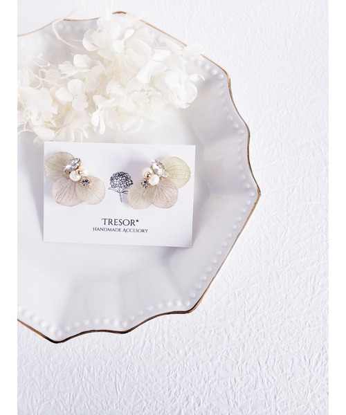 tone（トーン）の「【Tresor】花びらクリスタル　ピアス/淡水パール(MA)（ピアス（両耳用）・レディース・ホワイト/グリーン系その他/ピンク系その他/ブラック/ネイビー/パープル/ピンク/パープル系その他・FREE）」の3枚目の写真