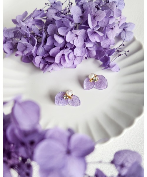 tone(トーン)の「【Tresor】花びらクリスタル ピアス/淡水パール(MA)(ピアス(両耳用)・レディース・ホワイト/グリーン系その他/ピンク系その他/ブラック/ネイビー/パープル/ピンク/パープル系その他/パープル系その他2・FREE)」の7枚目の写真
