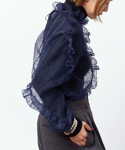 IENA LA BOUCLE（イエナラブークル）の「IENA LA BOUCLE ドットオーガンジーラッフルブラウス（シャツ/ブラウス・レディース・ネイビー・FREE）」の3枚目の写真