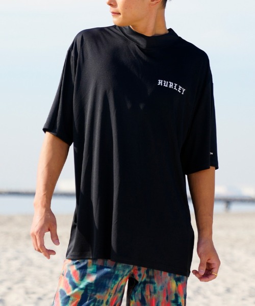Hurley （ハーレー）の「【ムラサキスポーツ別注】Hurley/ハーレー 半袖ラッシュガード バックプリント/モックネックラッシュガード オーバーサイズ/UVカット PHANTOM OVERSIZE OFFSHOREWINDOW MOCK SHORT SLEEVE/23S01MRG05（ラッシュガード・メンズ・ブラック/ホワイト・M/L/XL）」の4枚目の写真