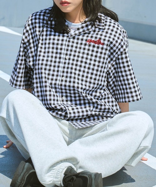 SPOC STORE（スポックストア）の「【SPOC STORE】ロゴ刺繍 ヴィンテージライクチェック オープンカラービッグ半袖シャツ（シャツ/ブラウス・メンズ・ブラック系1/ピンク系/イエロー系/ブラック系2/ネイビー系・M/L）」の3枚目の写真