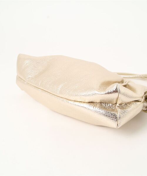 arron（アローン）の「メタリックレザーショルダーバッグ/ARRON（ショルダーバッグ・レディース・シルバー・FREE）」の4枚目の写真