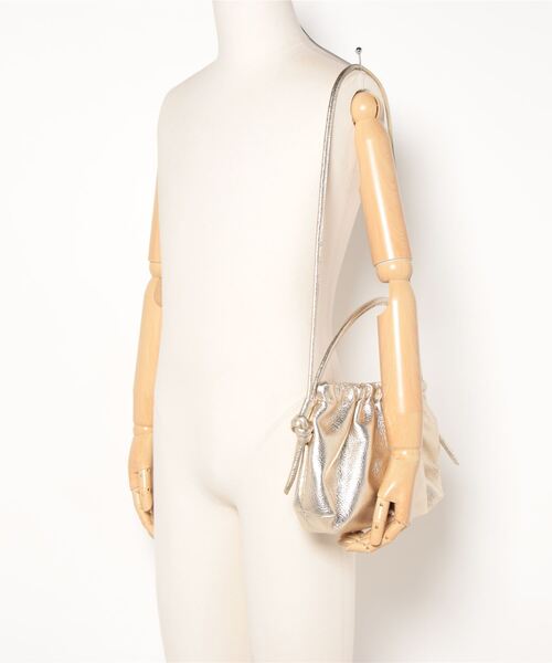 arron（アローン）の「メタリックレザーショルダーバッグ/ARRON（ショルダーバッグ・レディース・シルバー・FREE）」の3枚目の写真