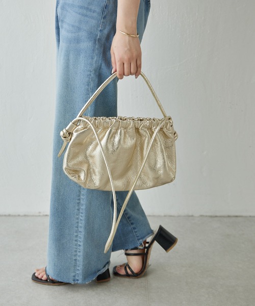 arron（アローン）の「メタリックレザーショルダーバッグ/ARRON（ショルダーバッグ・レディース・シルバー・FREE）」の6枚目の写真