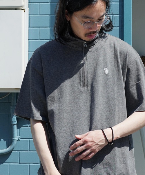 U.S. POLO ASSN.(ユーエスポロアッスン)の「U.S. POLO ASSN. / ユーエスポロアッスン 別注 コラボ オーバーサイズ ハーフジップ 半袖 Tシャツ(Tシャツ/カットソー・メンズ・ブルー系その他/ライトベージュ/チャコール/ホワイト系その他/ブラック/ブラック系その他/ホワイト/ダークグリーン/ネイビー・MEDIUM/X-LARGE/LARGE)」の1枚目の写真