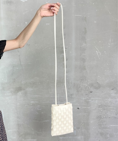 tolene(トレネ)の「フェイクレザー 編み込みミニショルダーバッグ / マルチポーチ(ショルダーバッグ・レディース・グレイッシュベージュ/ブラック/ホワイト・ONE SIZE)」の15枚目の写真