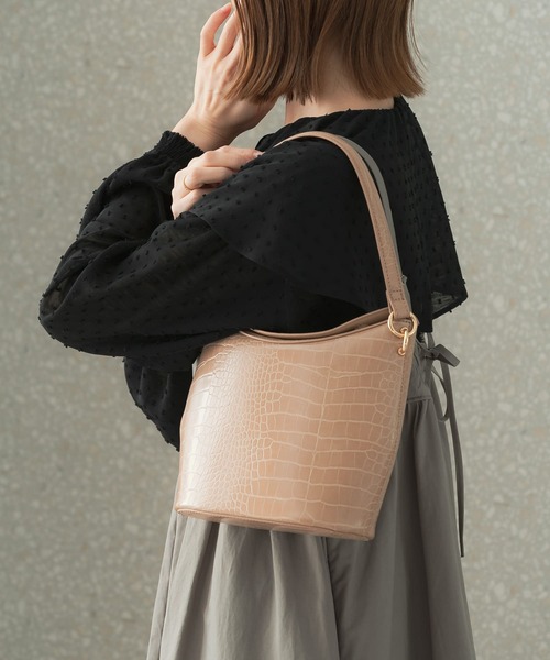 URBAN RESEARCH ROSSO WOMEN（アーバンリサーチ　ロッソ）の「クロコワンハンドルバッグ（ハンドバッグ・レディース・ベージュ/グレー系その他・-）」の4枚目の写真