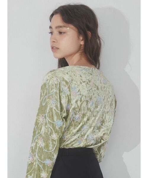 merry jenny(メリージェニー)の「ベロアflower embroidery tops(Tシャツ/カットソー・レディース・オフホワイト・FREE)」の9枚目の写真