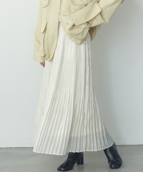hunch（ハンチ）の「サテンランダムプリーツスカート（スカート・レディース・ライトイエロー/ブルー/ライトベージュ/ライトブルー/ブラック/ライトグリーン/チャコール/オフホワイト・FREE）」の2枚目の写真