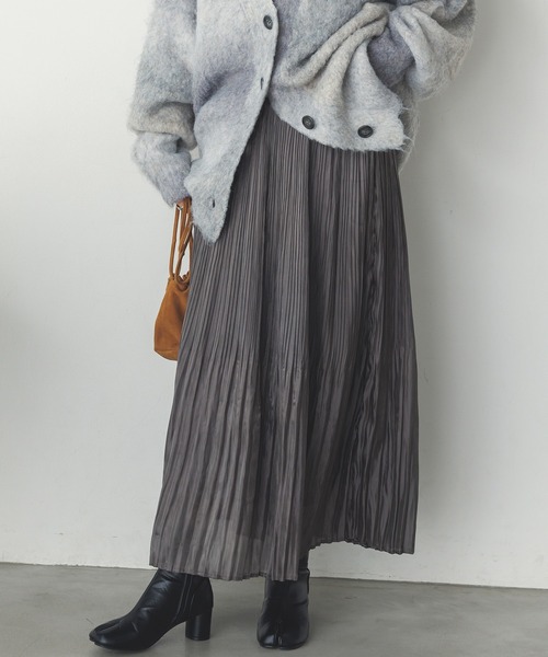 hunch（ハンチ）の「サテンランダムプリーツスカート（スカート・レディース・ライトイエロー/ブルー/ライトベージュ/ライトブルー/ブラック/ライトグリーン/チャコール/オフホワイト・FREE）」の4枚目の写真