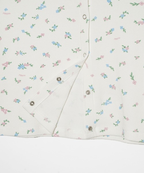 MILKFED.（ミルクフェド）の「FLORAL PATTERN WAFFLE CARDIGAN（カーディガン/ボレロ・レディース・アッシュ/ホワイト・ONE SIZE）」の3枚目の写真
