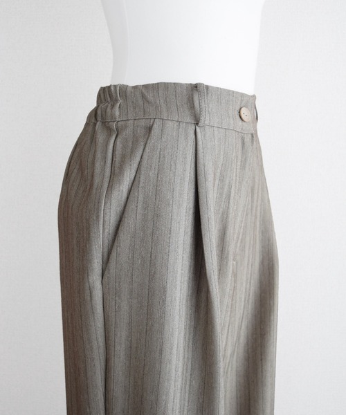 Marient(マリエント)の「ピンストライプワイドタックPT/ワイドパンツ(スラックス・レディース・ベージュ/チャコール・FREE)」の4枚目の写真