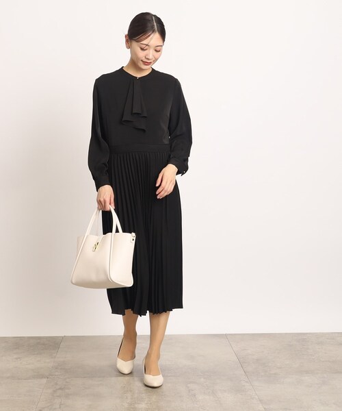 grove(グローブ)の「◆ふんわりと広がる上品なラッフルタイプリーツワンピース(ワンピース・レディース・ネイビー/ブラック・04/05/01/03/02)」の5枚目の写真