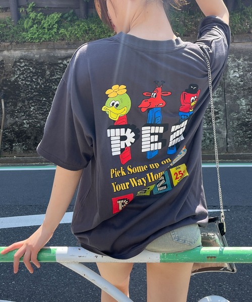 GLAMOROUS JANE(グラマラスジェーン)の「バックプリントPEZビッグTシャツ(Tシャツ/カットソー・レディース・チャコールグレー/オフホワイト/ブラック・FREE)」の1枚目の写真