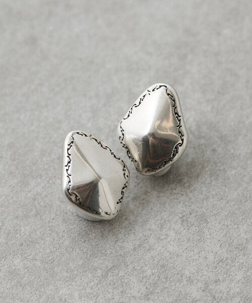 BEARDSLEY（ビアズリー）の「シルバーモチーフイヤリング（ピアス（両耳用）・レディース・シルバー・FREE）」の4枚目の写真