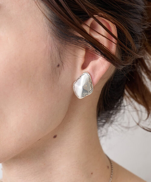 BEARDSLEY（ビアズリー）の「シルバーモチーフイヤリング（ピアス（両耳用）・レディース・シルバー・FREE）」の2枚目の写真