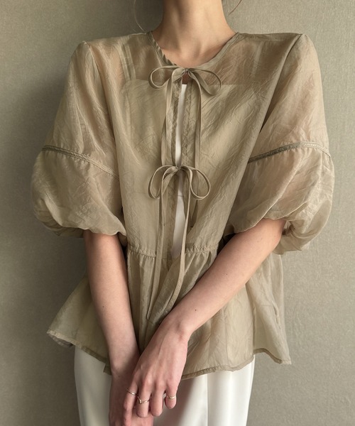 junoah（ジュノア）の「前後2wayシアーペプラムリボンブラウス（シャツ