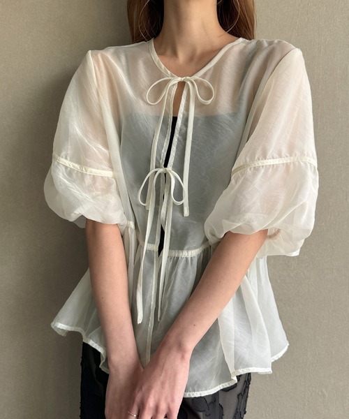 junoah（ジュノア）の「前後2wayシアーペプラムリボンブラウス（シャツ