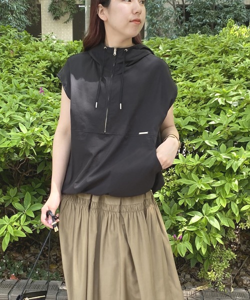 NICOLE white（ニコルホワイト）の「アノラック風スリーブレスプルオーバー（パーカー・レディース・ブラック/オフホワイト・FREE）」の5枚目の写真