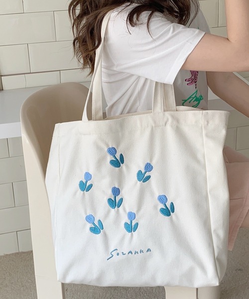 Teem Store(チームストア)の「フラワー刺繍 A4 トートバッグ(トートバッグ・レディース・ブルー/レッド・F)」の2枚目の写真