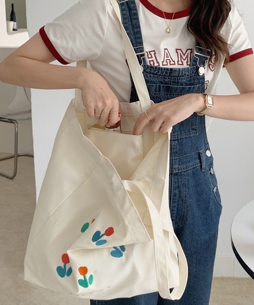 Teem Store(チームストア)の「フラワー刺繍 A4 トートバッグ(トートバッグ・レディース・ブルー/レッド・F)」の3枚目の写真