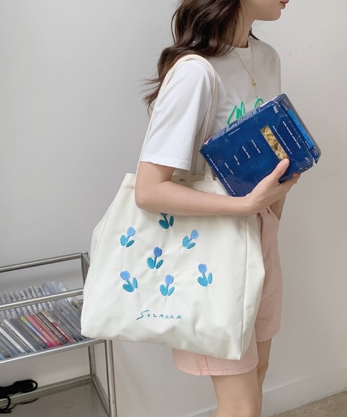 Teem Store(チームストア)の「フラワー刺繍 A4 トートバッグ(トートバッグ・レディース・ブルー/レッド・F)」の5枚目の写真
