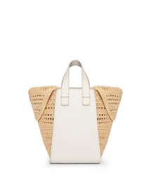 LOEWE（ロエベ）の「ハンモックバッグ コンパクト（ラフィア