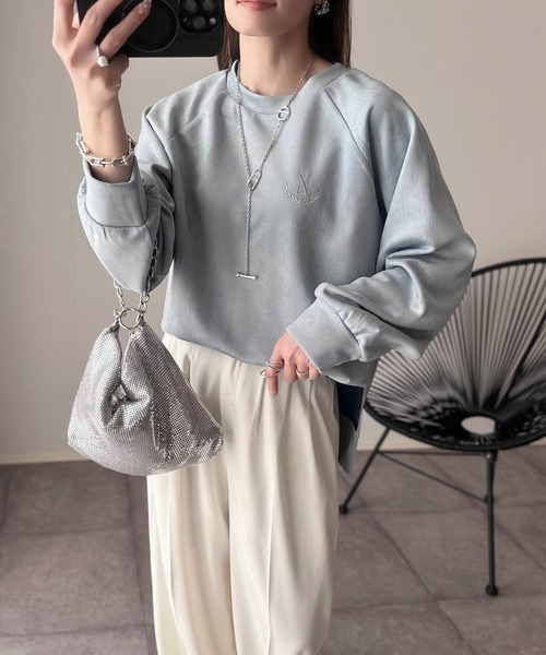 Eclat one（エクラワン）の「【Eclat one×mako】スウェード見え加工 刺繍入り クルーネック スウェット（スウェット・レディース・モカ/ライトグレー/サックスブルー/チャコールグレー・FREE）」の4枚目の写真