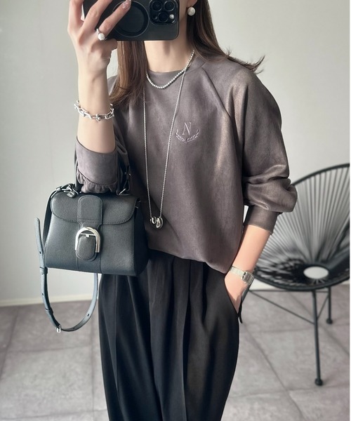 Eclat one（エクラワン）の「【Eclat one×mako】スウェード見え加工 刺繍入り クルーネック スウェット（スウェット・レディース・モカ/ライトグレー/サックスブルー/チャコールグレー・FREE）」の2枚目の写真