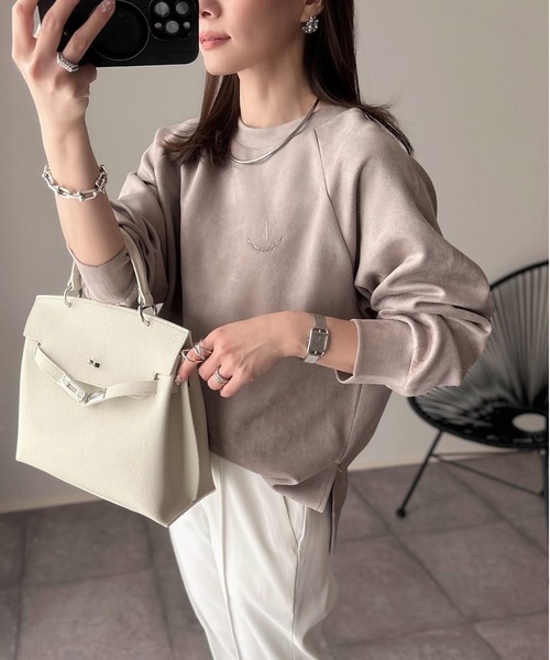 Eclat one（エクラワン）の「【Eclat one×mako】スウェード見え加工 刺繍入り クルーネック スウェット（スウェット・レディース・モカ/ライトグレー/サックスブルー/チャコールグレー・FREE）」の3枚目の写真