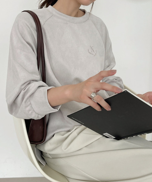 Eclat one（エクラワン）の「【Eclat one×mako】スウェード見え加工 刺繍入り クルーネック スウェット（スウェット・レディース・モカ/ライトグレー/サックスブルー/チャコールグレー・FREE）」の18枚目の写真