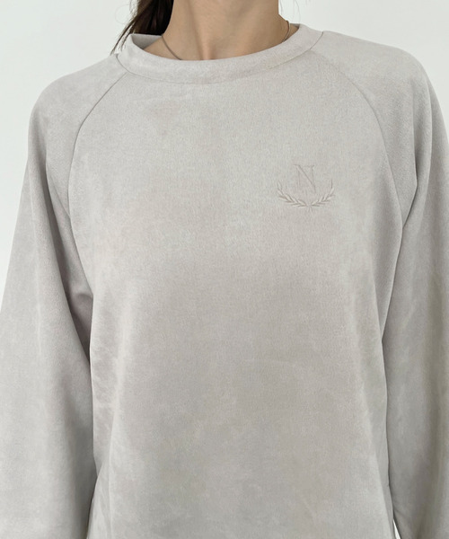 Eclat one（エクラワン）の「【Eclat one×mako】スウェード見え加工 刺繍入り クルーネック スウェット（スウェット・レディース・モカ/ライトグレー/サックスブルー/チャコールグレー・FREE）」の8枚目の写真