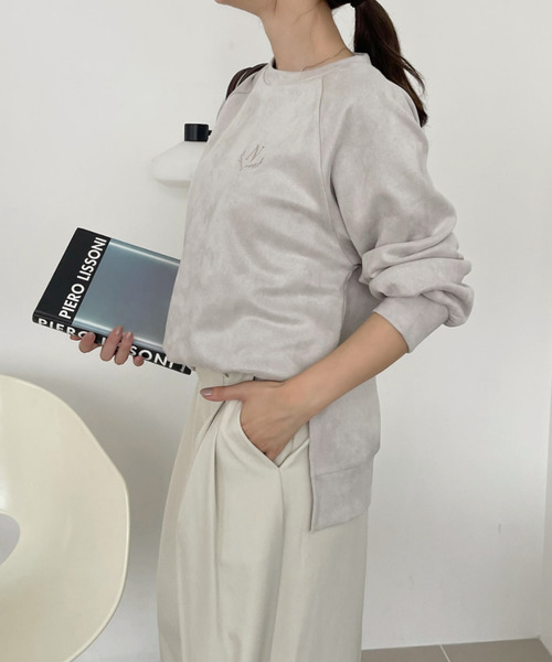 Eclat one（エクラワン）の「【Eclat one×mako】スウェード見え加工 刺繍入り クルーネック スウェット（スウェット・レディース・モカ/ライトグレー/サックスブルー/チャコールグレー・FREE）」の21枚目の写真