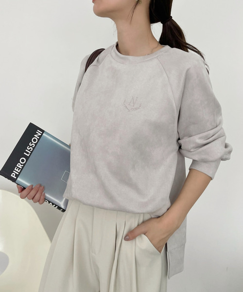 Eclat one（エクラワン）の「【Eclat one×mako】スウェード見え加工 刺繍入り クルーネック スウェット（スウェット・レディース・モカ/ライトグレー/サックスブルー/チャコールグレー・FREE）」の12枚目の写真