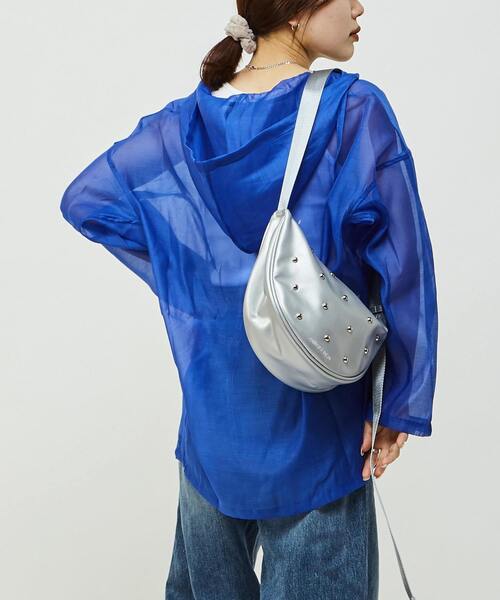 CONVERSE TOKYO(コンバーストウキョウ)の「STUDS MOON SHOULDER BAG(ショルダーバッグ・レディース・シルバー/ブラック・FREE)」の3枚目の写真