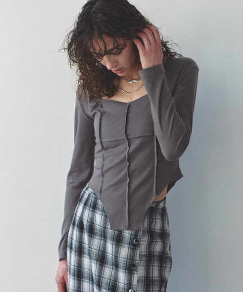 Solace(ソレイス)の「スクエアネックスリムテレコリブトップス(Tシャツ/カットソー・レディース・グレー/ブラック・FREE)」の2枚目の写真