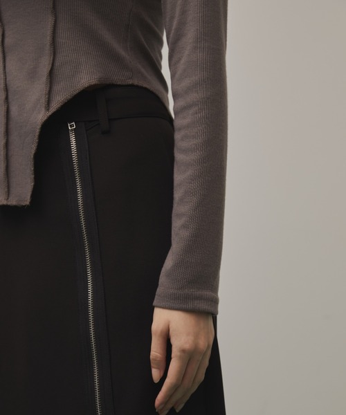 Solace(ソレイス)の「スクエアネックスリムテレコリブトップス(Tシャツ/カットソー・レディース・グレー/ブラック・FREE)」の8枚目の写真