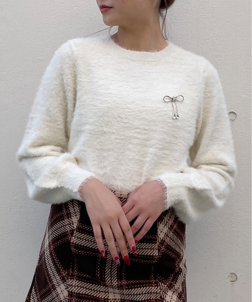 one way（ワンウェイ）の「リボンブローチ付きフェザープルニット（ニット/セーター・レディース・レッド/ホワイト/グレー/ピンク・FREE）」の2枚目の写真