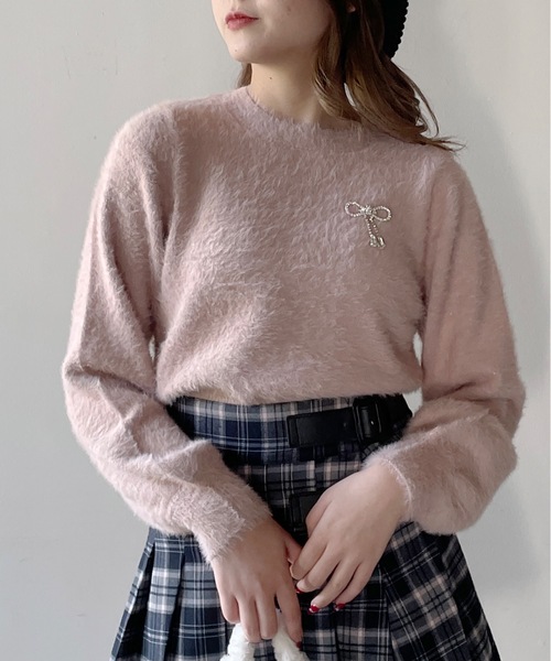 one way（ワンウェイ）の「リボンブローチ付きフェザープルニット（ニット/セーター・レディース・レッド/ホワイト/グレー/ピンク・FREE）」の3枚目の写真