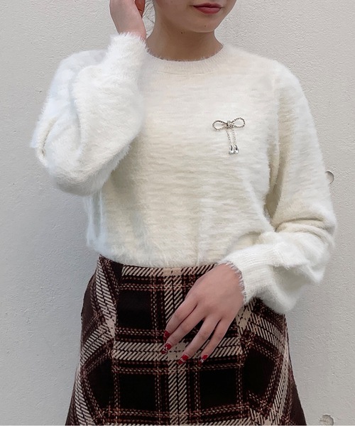 one way（ワンウェイ）の「リボンブローチ付きフェザープルニット（ニット/セーター・レディース・レッド/ホワイト/グレー/ピンク・FREE）」の11枚目の写真