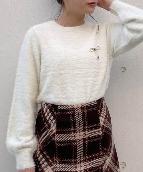 one way（ワンウェイ）の「リボンブローチ付きフェザープルニット（ニット/セーター・レディース・レッド/ホワイト/グレー/ピンク・FREE）」の12枚目の写真