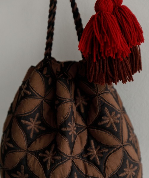 AMERICAN RAG CIE（アメリカンラグシー）の「LEIN キルト巾着バッグ（ショルダーバッグ・レディース・ブラウン/サーモンピンク・FREE）」の13枚目の写真