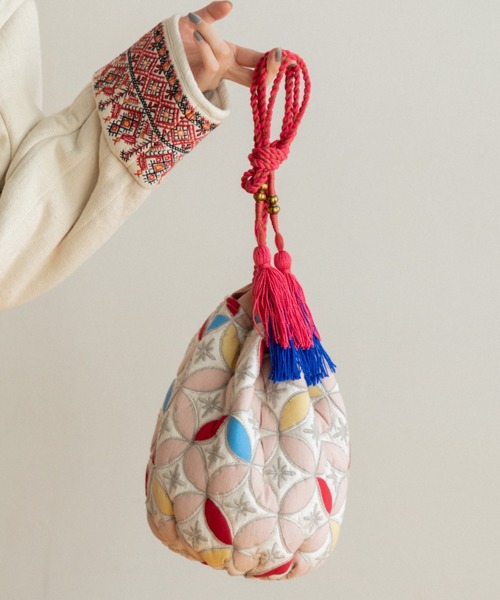 AMERICAN RAG CIE（アメリカンラグシー）の「LEIN キルト巾着バッグ（ショルダーバッグ・レディース・ブラウン/サーモンピンク・FREE）」の3枚目の写真