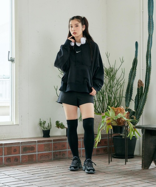 NIKE（ナイキ）の「《セットアップ対応商品》ナイキ スポーツウェア フェニックス フリース ウィメンズ オーバーオーバーサイズド プルオーバー パーカー / Nike Sportswear Phoenix Fleece Women's Over-Oversized Pullover Hoodie DQ5859-010 Black（パーカー・レディース・ブラック・S/M/L/2XL/XL/XS）」の4枚目の写真