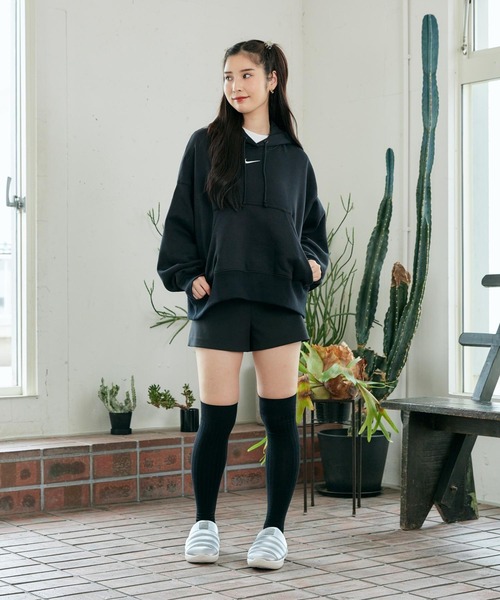 NIKE（ナイキ）の「《セットアップ対応商品》ナイキ スポーツウェア フェニックス フリース ウィメンズ オーバーオーバーサイズド プルオーバー パーカー / Nike Sportswear Phoenix Fleece Women's Over-Oversized Pullover Hoodie DQ5859-010 Black（パーカー・レディース・ブラック・S/M/L/2XL/XL/XS）」の6枚目の写真