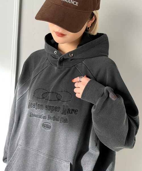 Java(ジャバ)の「《Javaジャバコラボ》個性が際立つアートな一着!ヴィンテージ風フットボールデザインピグメントオーバーサイズパーカー(長袖)(パーカー・メンズ・ブルー系/ベージュ系その他/チャコールグレー・X-LARGE/LARGE/MEDIUM/SMALL)」の4枚目の写真