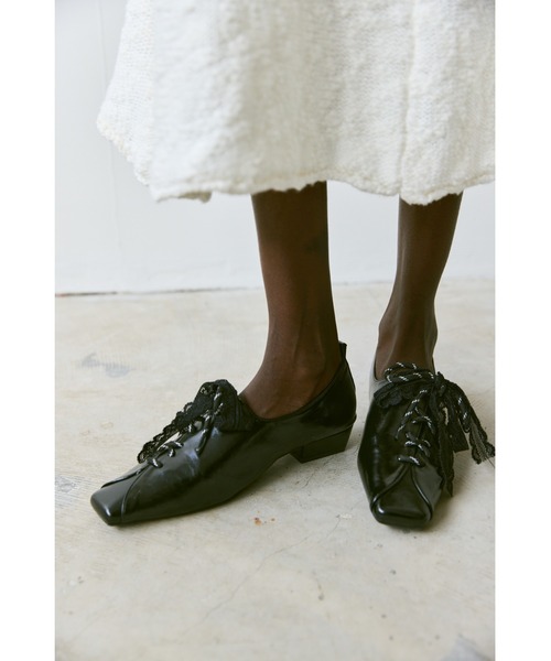 un/neu（アンノイ）の「ダブルレースアップスクエアトゥパンプス（パンプス・レディース・ブラウン/ブラック・MEDIUM/SMALL/LARGE）」の3枚目の写真