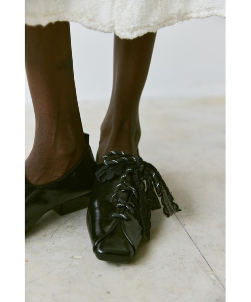 un/neu（アンノイ）の「ダブルレースアップスクエアトゥパンプス（パンプス・レディース・ブラウン/ブラック・MEDIUM/SMALL/LARGE）」の4枚目の写真