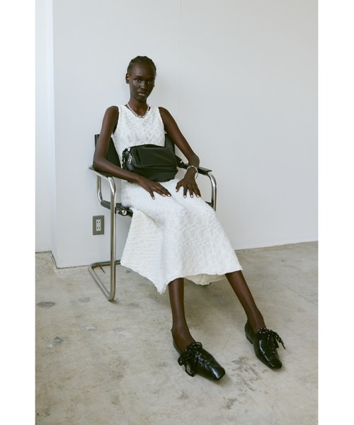 un/neu（アンノイ）の「ダブルレースアップスクエアトゥパンプス（パンプス・レディース・ブラウン/ブラック・MEDIUM/SMALL/LARGE）」の7枚目の写真