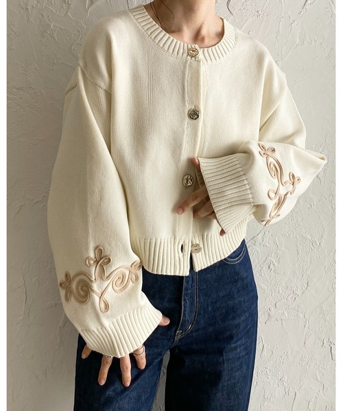 She's Closet(シーズクローゼット)の「長袖ショート丈金ボタンリボンコード刺繍ニットカーディガン(カーディガン/ボレロ・レディース・アイボリー/ブラック/ピンク・FREE)」の6枚目の写真
